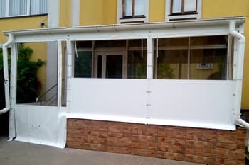 прозрачные пвх шторы на террасу с белой окантовкой фото