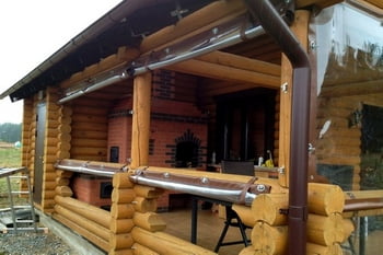 Шторы ПВХ на беседке скрученные в рулон